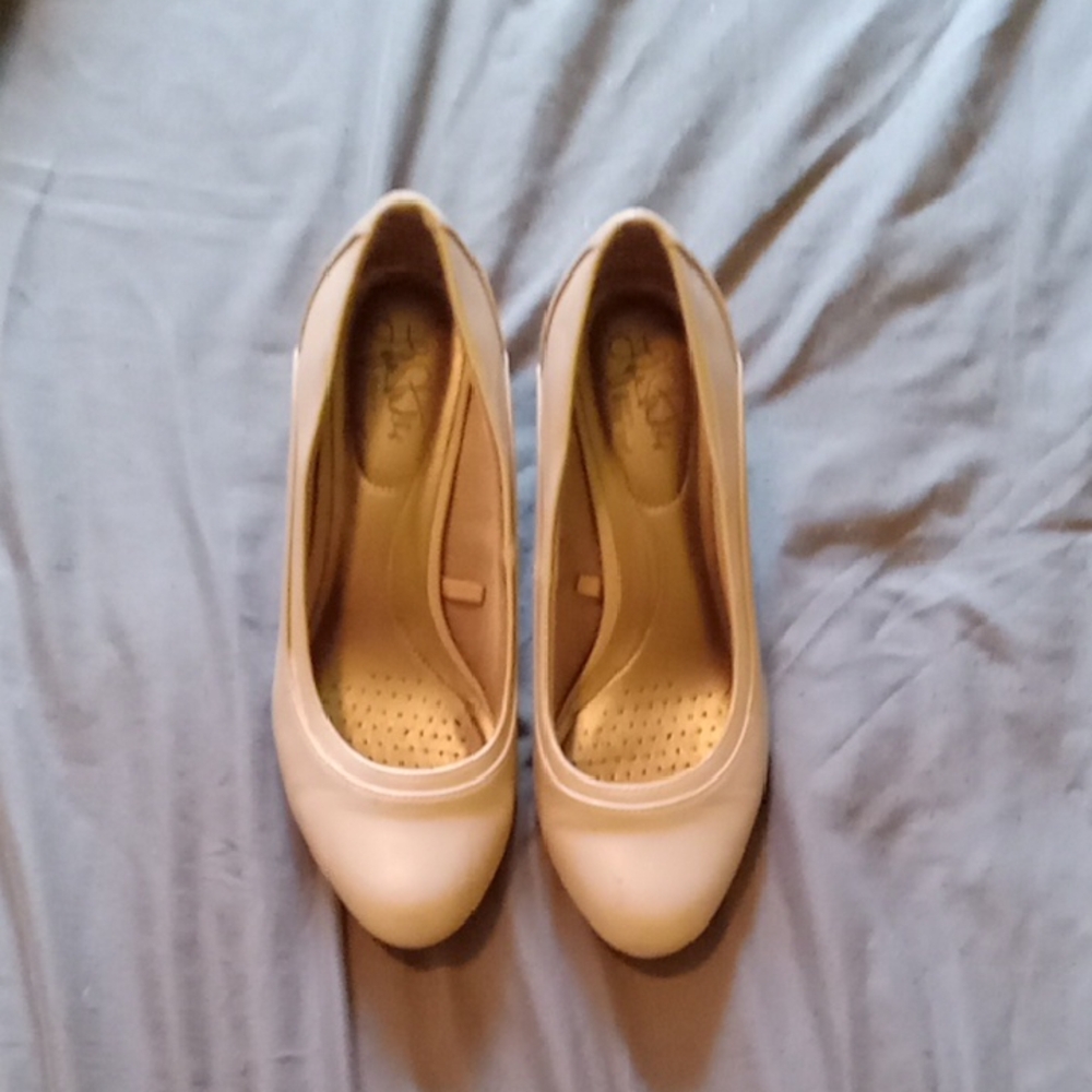 Life Stride Cream Heels Classic Comfort
